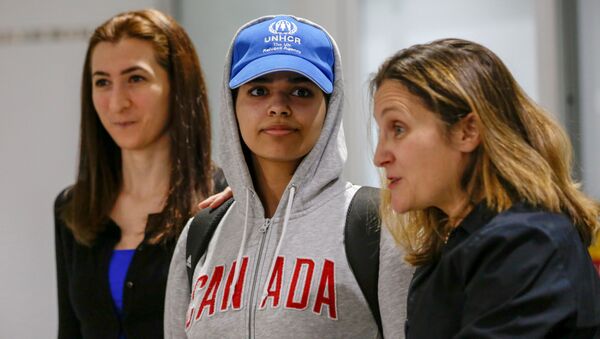 Rahaf Mohammed Al-Qunun et  la ministre canadienne des Affaires étrangères Chrystia Freeland à l'aéroport de Toronto - Sputnik Afrique