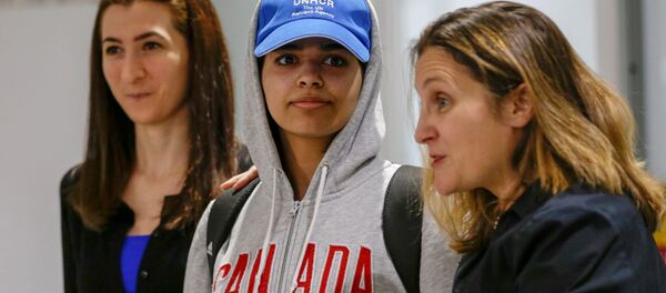 Rahaf Mohammed Al-Qunun et  la ministre canadienne des Affaires étrangères Chrystia Freeland à l'aéroport de Toronto - Sputnik Afrique
