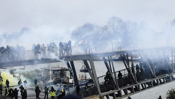 Nuages de gaz lacrymogènes à Paris - Sputnik Afrique