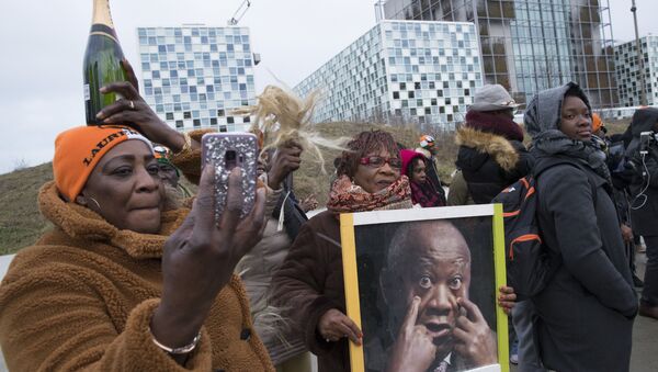 Les Ivoiriens se félicitent de l'acquittement de l’ancien président ivoirien Laurent Gbagbo inculpé depuis 2011 pour «crimes contre l’humanité».  La Cour pénale internationale (CPI), La Haye, le 15 janvier 2019 - Sputnik Afrique