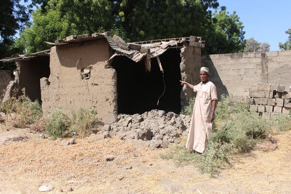 Abdoulaye Mahamat, 82 ans, déplacé de retour à Limani, Cameroun, nous montre une maison détruite par Boko Haram. Abdoulaye Mahamat, 82 ans, déplacé de retour à Limani, Cameroun, nous montre une maison détruite par Boko Haram. - Sputnik Afrique