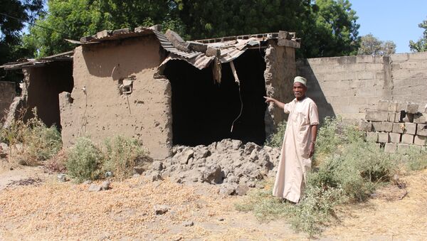 Abdoulaye Mahamat, 82 ans, déplacé de retour à Limani, Cameroun, nous montre une maison détruite par Boko Haram. - Sputnik Afrique