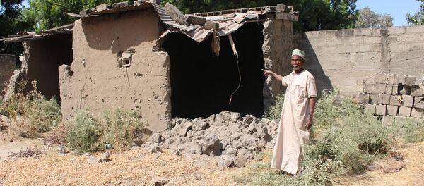 Abdoulaye Mahamat, 82 ans, déplacé de retour à Limani, Cameroun, nous montre une maison détruite par Boko Haram. - Sputnik Afrique