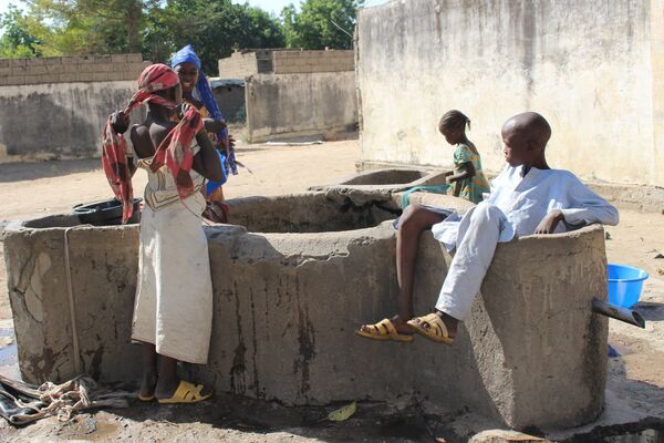 Des enfants à un point d'eau, Limani, Cameroun Des enfants à un point d'eau, Limani, Cameroun - Sputnik Afrique