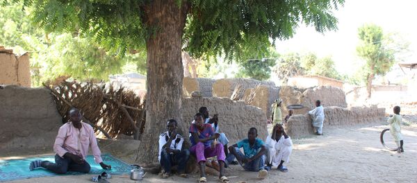 Des enfants sous un arbre à Limani, Cameroun - Sputnik Afrique