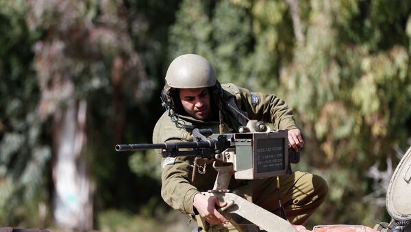 An Israeli soldier adjusts a weapon atop an armoured military ambulance near Israel's border with Lebanon - Sputnik Afrique