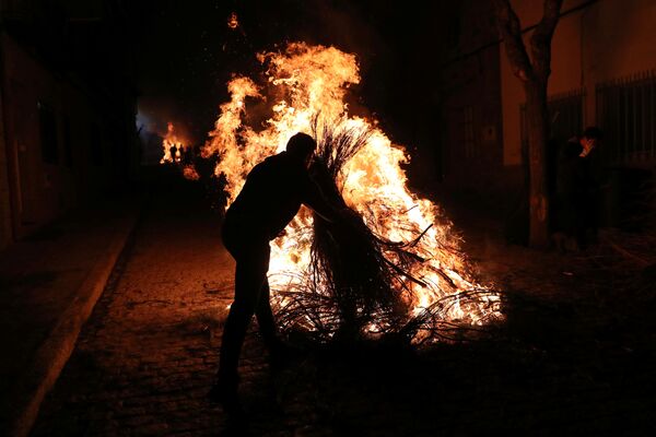 Purification par le feu: le festival Las Luminarias en Espagne - Sputnik Afrique