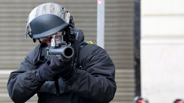 Un policier avec un LBD sur les Champs-Élysées - Sputnik Afrique
