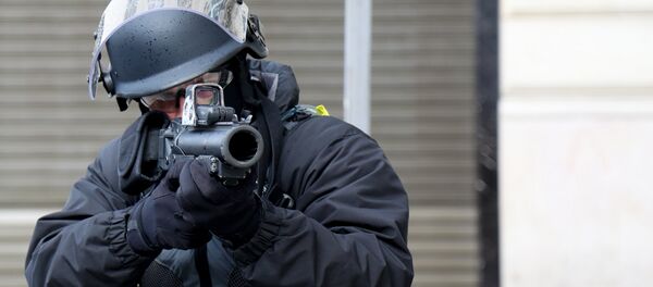 Un policier avec un LBD sur les Champs-Élysées - Sputnik Afrique