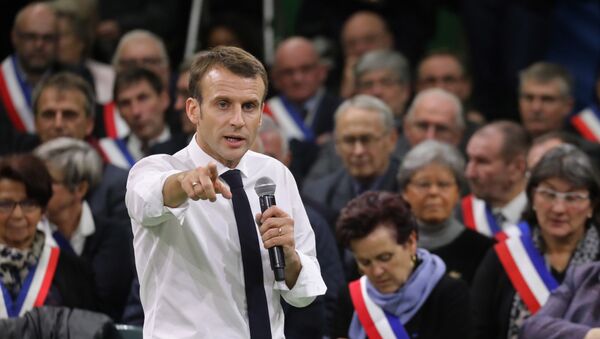 French President Emmanuel Macron (L) gestures as he speaks during meeting gathering some 600 mayors who will relay the concerns aired by residents in their towns and villages in the Normandy city of Grand Bourgtheroulde on January 15, 2019, as part of the official launch of the great national debate, a central plank of French President Emmanuel Macron bid to turn around his embattled presidency since the yellow vest (gilet jaune) movement protests. The meeting sounds the start of two months of public consultations in towns and villages across the country on four main themes: taxation; France's transition to a low-carbon economy; democracy and citizenship, and the functioning of the state and public services. - Sputnik Afrique