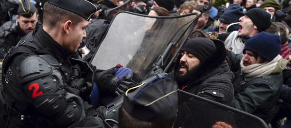 Des manifestants et la police (archives) - Sputnik Afrique
