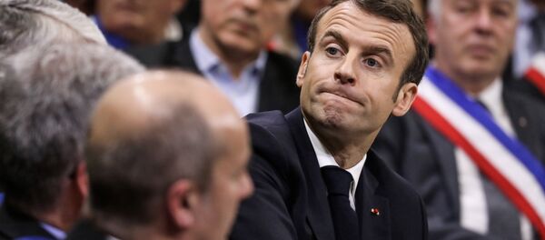 Emmanuel Macron au grand débat - Sputnik Afrique
