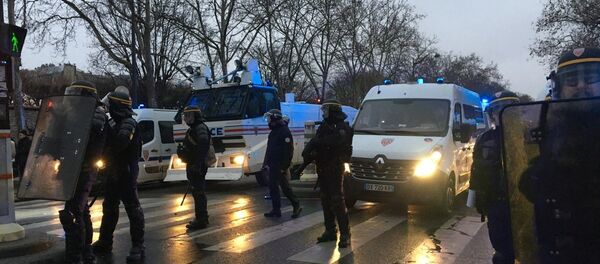 La police utilise des canons à eau contre les Gilets jaunes près des Invalides - Sputnik Afrique