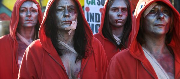 Women dressed as France's symbol Marianne and showing fake injuries take part in an anti-government demonstration called by the Yellow Vest (gilets jaunes) movement in Lille, northern France, on January 19, 2019. - Sputnik Afrique