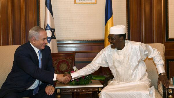 Israeli Prime Minister Benjamin Netanyahu shakes hands with Chad's President Idriss Deby, during their meeting in N'Djamena, Chad - Sputnik Afrique