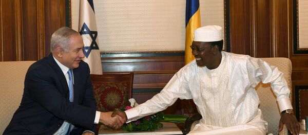 Israeli Prime Minister Benjamin Netanyahu shakes hands with Chad's President Idriss Deby, during their meeting in N'Djamena, Chad - Sputnik Afrique