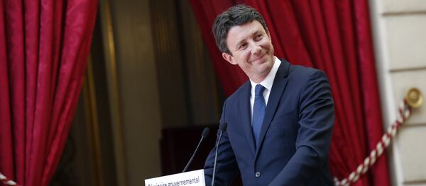 Benjamin Griveaux listens to the speech of French Prime Minister Edouard Philippe during a joint press conference with following the cabinet meeting at the Elysee Palace - Sputnik Afrique