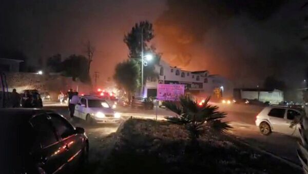 La gente en el lugar donde explotó un oleoducto en el municipio de Tlahuelilpan, Hidalgo, México - Sputnik Afrique