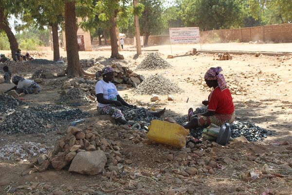 Des casseuses de pierre à Maroua, Cameroun Des casseuses de pierre à Maroua, Cameroun - Sputnik Afrique