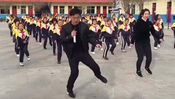 Le directeur d’une école chinoise apprend à ses élèves… à danser! - Sputnik Afrique
