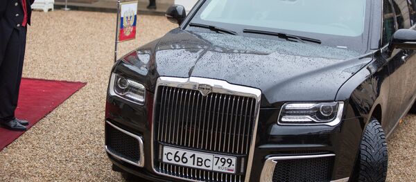 La limousine Aurus Senat du Président Poutine devant le Palais de l'Elysée à Paris - Sputnik Afrique