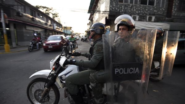 Military police officers patrol the streets of Tumeremo, town in the Venezuelan state of Bolivar, on March 10, 2016. - Sputnik Afrique