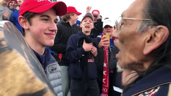 A student from Covington Catholic High School stands in front of Native American Vietnam veteran Nathan Phillips in Washington - Sputnik Afrique