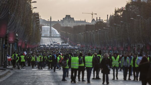 Участники акции протеста движения автомобилистов желтые жилеты в районе Триумфальной арки в Париже - Sputnik Afrique