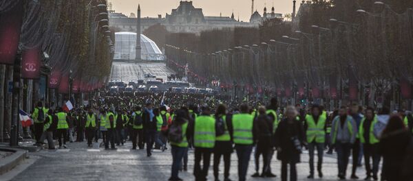 Участники акции протеста движения автомобилистов желтые жилеты в районе Триумфальной арки в Париже - Sputnik Afrique
