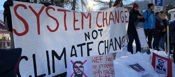 à Davos, faute de Trump, des manifestants se paient la tête de Bolsonaro - Sputnik Afrique