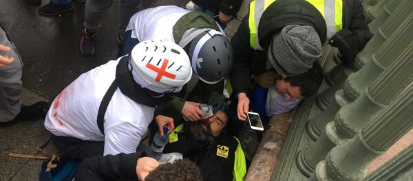 À Paris, Jérôme Rodriguez, Gilet jaune, blessé à un œil, des médecins interviennent - Sputnik Afrique