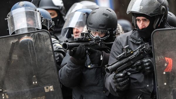 Des policiers avec des LBD lors d'une manifestation des Gilets jaunes à Paris (image d'illustration) - Sputnik Afrique