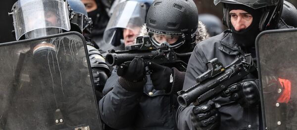 Des policiers avec des LBD lors d'une manifestation des Gilets jaunes (Image d'illustration) - Sputnik Afrique