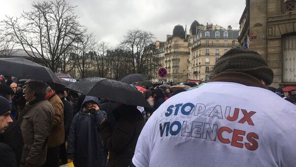 Dénonçant les violences en marge de la mobilisation des Gilets jaunes, les Foulards rouges défilent à Paris - Sputnik Afrique