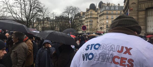 Dénonçant les violences en marge de la mobilisation des Gilets jaunes, les Foulards rouges défilent à Paris - Sputnik Afrique