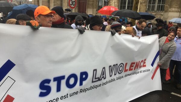 Première mobilisation nationale des Foulards rouges à Paris - Sputnik Afrique