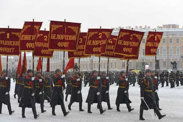 Défilé en l’honneur du 75e anniversaire de la levée du siège de Léningrad Défilé en l’honneur du 75e anniversaire de la levée du siège de Léningrad - Sputnik Afrique