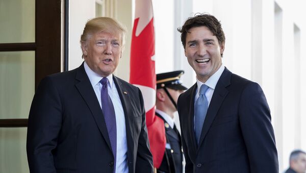 President Donald Trump welcomes Canadian Prime Minister Justin Trudeau outside the West Wing of the White House in Washington - Sputnik Afrique