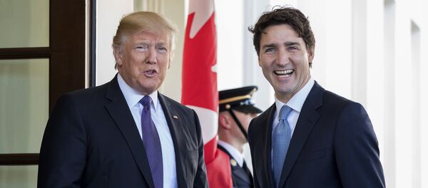President Donald Trump welcomes Canadian Prime Minister Justin Trudeau outside the West Wing of the White House in Washington - Sputnik Afrique