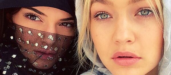 Des célébrités essaient le hijab Des célébrités essaient le hijab - Sputnik Afrique