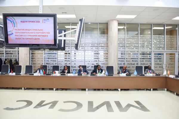 Représentants de la République démocratique du Congo (RDC) et de la Centrafrique (droite) lors de la signature du Protocole de compréhension mutuelle et de coopération entre l'Université nationale technologique de recherches MISIS et 20 pays africains - Sputnik Afrique