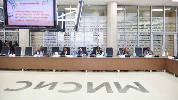 Représentants de la République démocratique du Congo (RDC) et de la Centrafrique (droite) lors de la signature du Protocole de compréhension mutuelle et de coopération entre l'Université nationale technologique de recherches MISIS et 20 pays africains - Sputnik Afrique