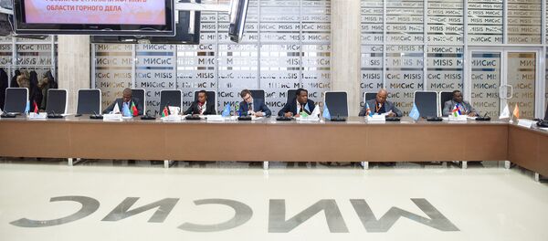 Représentants de la République démocratique du Congo (RDC) et de la Centrafrique (droite) lors de la signature du Protocole de compréhension mutuelle et de coopération entre l'Université nationale technologique de recherches MISIS et 20 pays africains - Sputnik Afrique