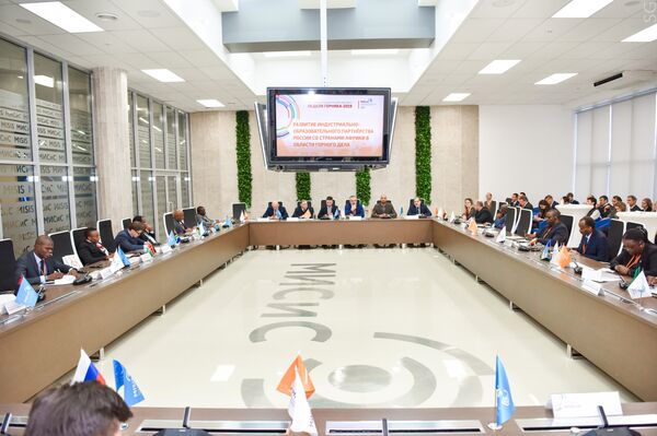 Signature du Protocole de compréhension mutuelle et de coopération entre l'Université nationale technologique de recherches MISIS et 20 pays africains. Signature du Protocole de compréhension mutuelle et de coopération entre l'Université nationale technologique de recherches MISIS et 20 pays africains. - Sputnik Afrique