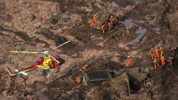 Les secouristes sur le site de la digue rompue de la compagnie Vale au Brésil - Sputnik Afrique