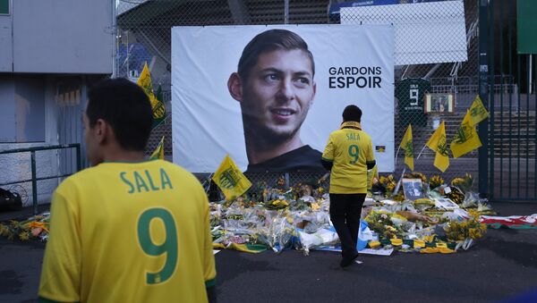 Nantes soccer team supporters stand by a poster of Argentinian player Emiliano Sala and reading Let's keep hope outside La Beaujoire stadium before the French soccer League One match Nantes against Saint-Etienne, in Nantes, western France, Wednesday, Jan.30, 2019 - Sputnik Afrique