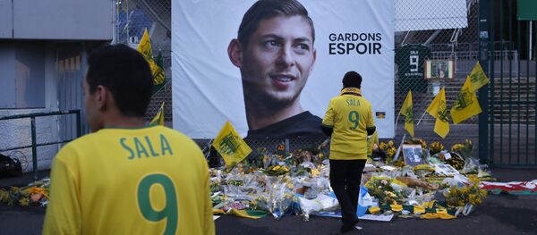 Nantes soccer team supporters stand by a poster of Argentinian player Emiliano Sala and reading Let's keep hope outside La Beaujoire stadium before the French soccer League One match Nantes against Saint-Etienne, in Nantes, western France, Wednesday, Jan.30, 2019 - Sputnik Afrique