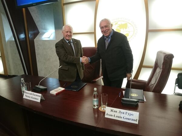 Signature d’un accord de coopération entre les Sociétés de géographie russe et française - Sputnik Afrique