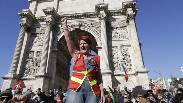An unionist from the CGT (General Working Confederation) clenches her fist in front the Arc de Triomphe of the Porte d'Aix during a demonstration in Marseille, southern France, Tuesday, Feb. 5, 2019. - Sputnik Afrique