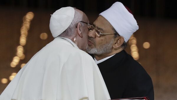 Pape Françoiss embrasse le Cheikh Ahmed el-Tayeb, le Grand Imam d'Al-Azhar d'Egypte - Sputnik Afrique